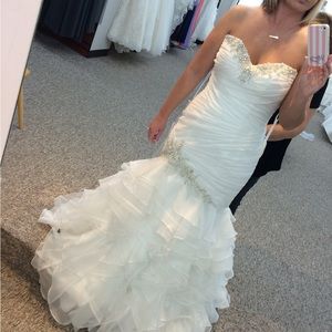 Beautiful wedding dress! Never worn!
